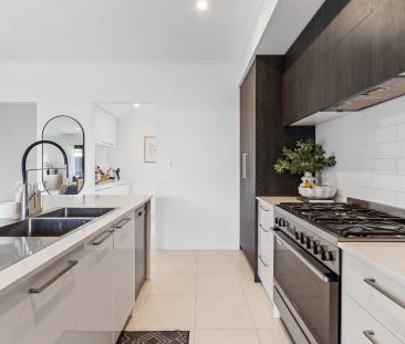 Spacious & Stylish 3 Bed / 2 Bath Home on a Corner Block - Photo 5