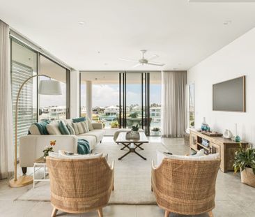 Lakefront Stunner - Executive Apartment with Views - Fully Furnished! - Photo 1