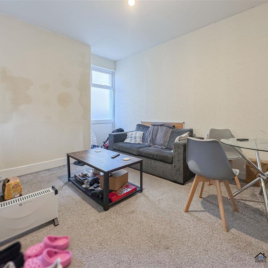 Room For Rent Queen Street, Pontypridd - Photo 1