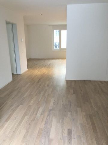 Modern 2.5 room apartment with balcony in a good location in St. Gallen - Photo 2