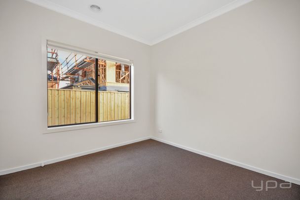 8 Mahatma Road, Werribee - Photo 1