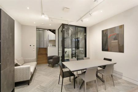 4 bedroom maisonette in London - Photo 5