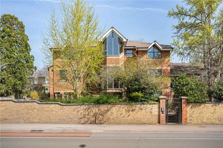 A top floor two double bedroom unfurnished apartment situated north of the Summertown shops - Photo 2
