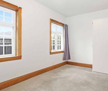 Large Living in Waltham - Photo 2