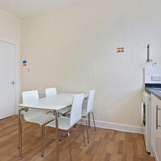 3 bedroom flat to rent - Photo 1