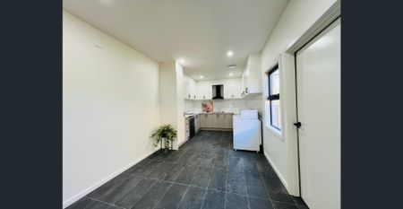 FULLY Furnished ROOM in perfect location! - Photo 2