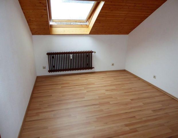 Schöne ruhige 2-Zi-DG-Wohnung in 78112 St. Georgen zu vermieten! - Foto 1