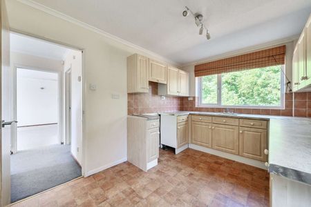 Four-bedroom detached home with double garage and study - Photo 3