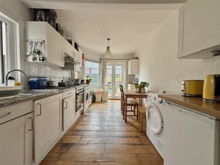 1 bedroom in a house share to rent - Photo 2