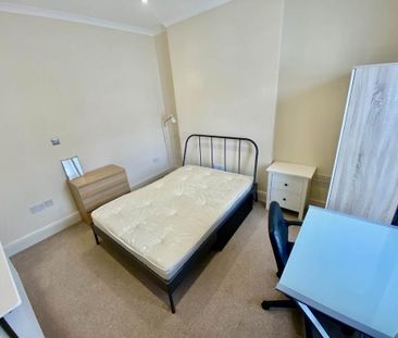 3 bedroom flat to rent - Photo 4