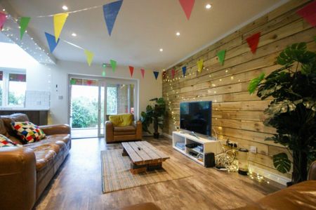 8 bedroom terraced house to rent - Photo 5