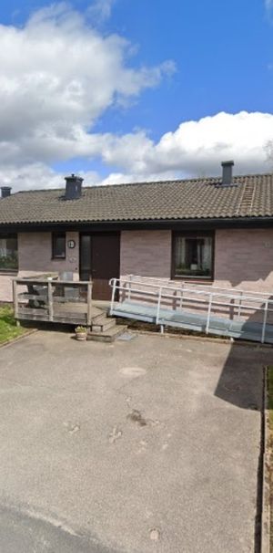 Här bor du bekvämt med diskmaskin, fiber och Telias TV-paket Lagom inkluderat i hyran. Värme och vatten ingår, och du har tvättmaskin och torktumlaren i lägenheten. - Foto 1