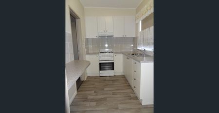 NEAT, TIDY & CENTRAL! - Photo 3