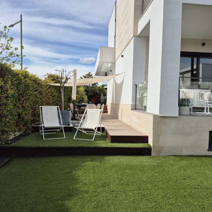 Jardín privado, diseño y luz | Chalet de esquina único en Boadilla - Photo 1