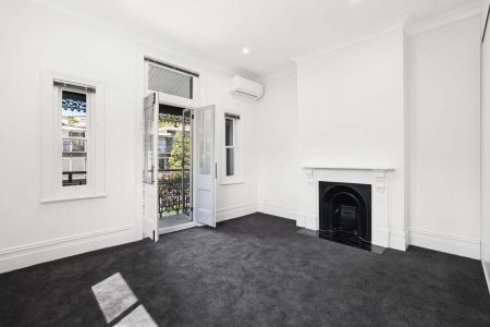 A sophisticated newly renovated terrace home located in a prime city-fringe location - Photo 2