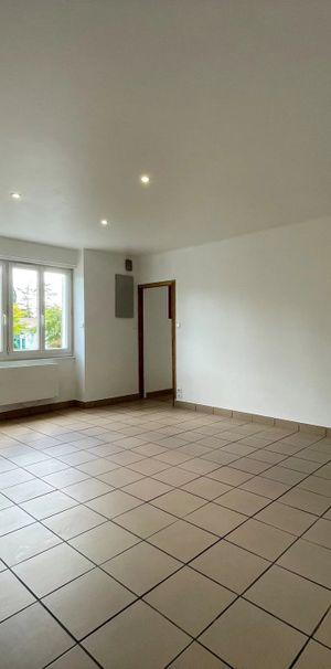 Location Maison 1 pièce 35m² LE MAY SUR EVRE 49122 - Photo 1