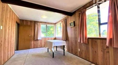 Spacious 5-Bedroom Family Home in Central Auckland - Photo 4