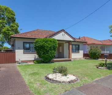 Four bedroom home with parking - Photo 2