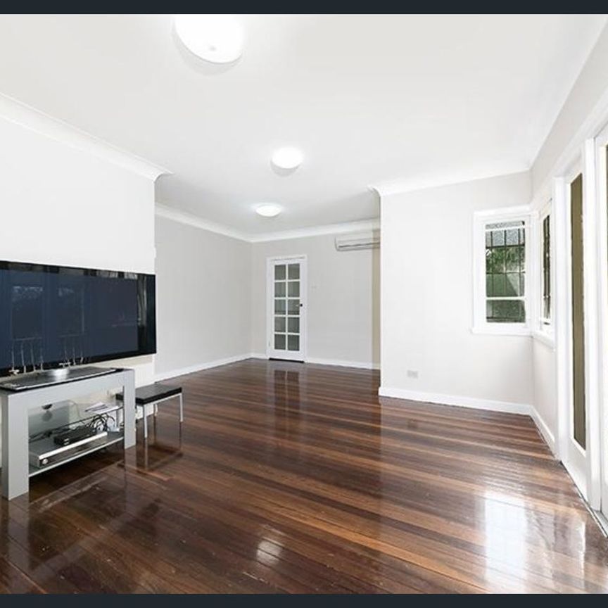 Classic Tarragindi Charm with Room for Everyone - Photo 1