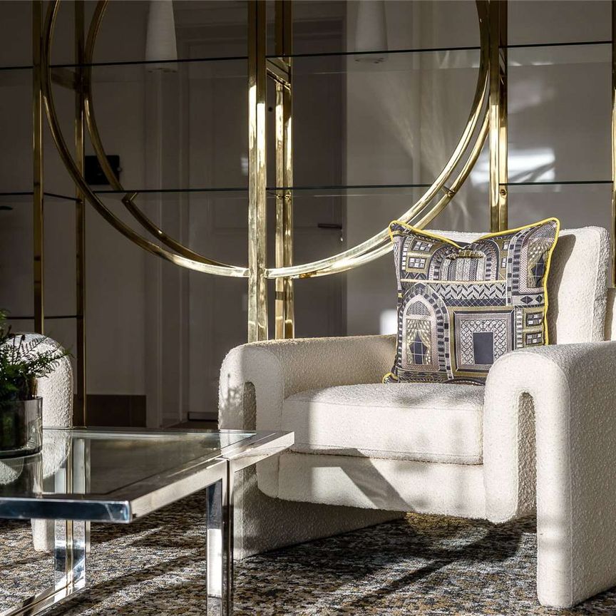 Brand-new luxury one-bedroom apartment offering turn-key living and allocated parking with EV charging. - Photo 1