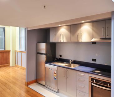 Vibrant 3-Bedroom Apartment in the Heart of Te Aro - Photo 1