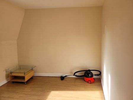 2 Bed Flat, Bowes Road, N13 - Photo 2