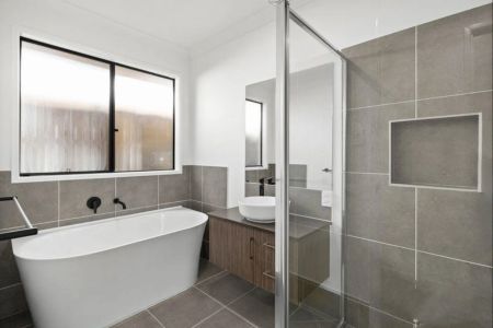 Spacious Family Home - Photo 4