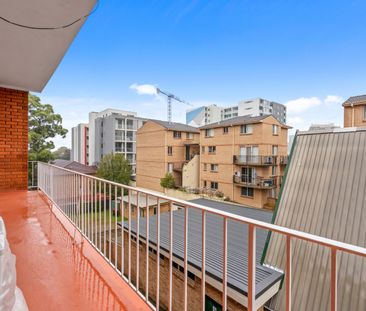 2 BEDROOM - RENOVATED UNIT WITH LOCK-UP GARAGE! 350M TO AUBURN STATION - Photo 1