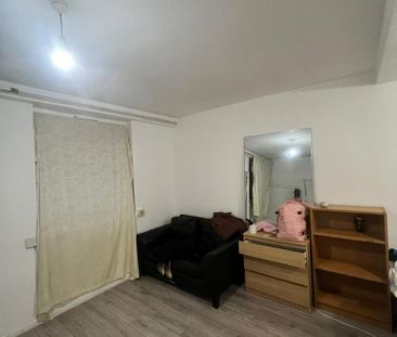 1 bedroom in a flat share to rent - Photo 1