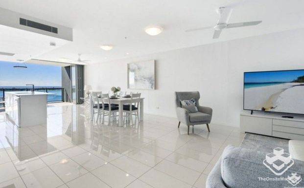 Penthouse Living â Fully Furnished 2 Bedroom Apartment with Uninterrupted Broadwater Views - Photo 1