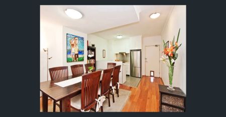 🏡 Fully Furnished-Modern Split-Level 2 Bedroom Townhouse Style Apartment for Rent - Photo 2