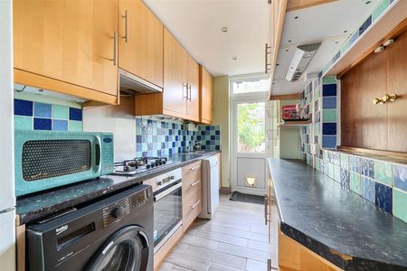 4 bedroom house - mid terrace - Photo 2