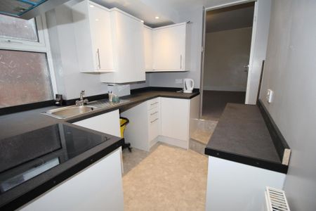 3 bedroom apartment to rent - Photo 2