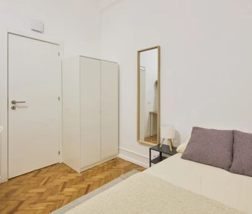 Room in a shared 11-bedroom apartment for rent in Lisbon, suitable for professionals and students - Foto 2
