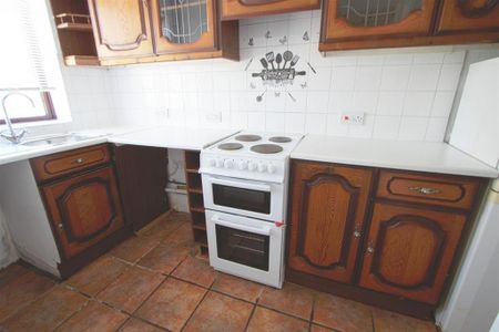 2 bedroom end of terrace house to rent - Photo 3