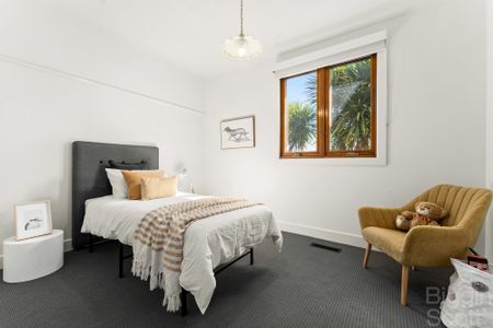 Art Deco Classic on the High Side of the Street - Photo 3