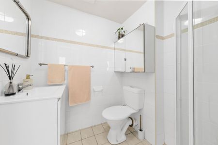 Spacious One Bedroom Apartment In A Great Location - Photo 4