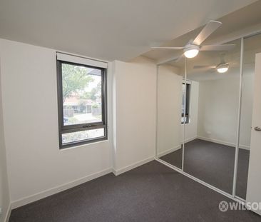 Gorgeous modern 2 bedroom apartment - Photo 3