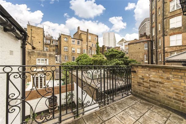 Remarkable Georgian family house, packed with charming and contemporary features. 3 - 4 double bedrooms, 3 bathrooms, 3 - 4 reception rooms, kitchen, garden, balcony and vault storage. - Photo 1