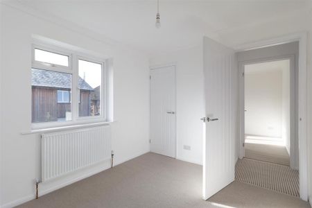 4 bedroom semi-detached house to rent - Photo 4