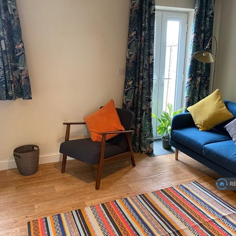 3 bedroom semi-detached house to rent - Photo 1