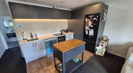 Architecturally designed townhouse - Photo 3