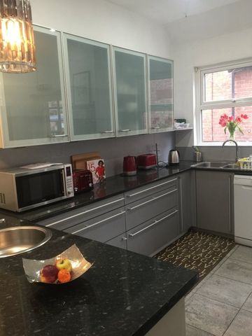 6 Bed Semi-Detached House, Singleton Road, M7 - Photo 3