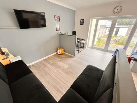 Price £575 pcm - Available Now - Furnished - Photo 2