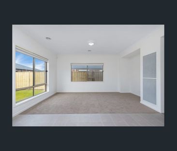 Modern Family Home in a Prime Officer Location - Photo 3