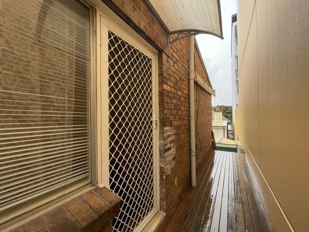Oversized neat and tidy 2-bedroom shop top flat - Photo 5