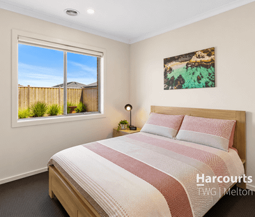 Modern Four-Bedroom Family Home Moments from the Beach in Torquay - Photo 4