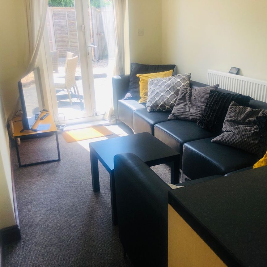 5 Bed Terraced House, Milton Road, SO15 - Photo 1