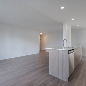 Large, Luxurious, Completely Renovated Large Three Bed Apartment in Scarborough - Photo 3