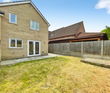 4 bedroom Semi-Detached House to let - Photo 4
